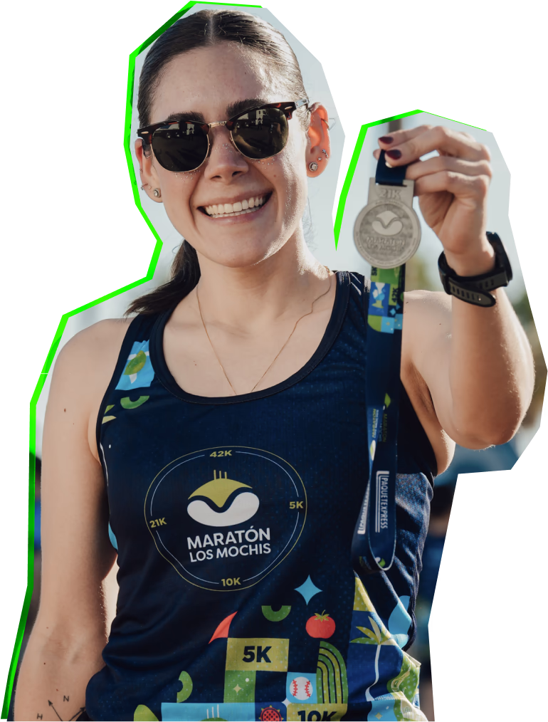Mujer enseñando medalla de Maratón Los Mochis